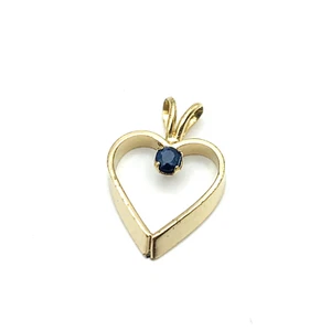 Colgante pequeño en forma de corazón en tono dorado con estrás azul - Imagen 1 de 5