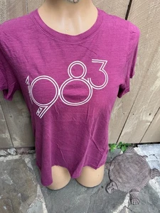 J Crew Damen-T-Shirt Größe S weinrot mit Grafik 1983 Baumwolle - Bild 1 von 8