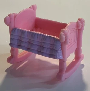 "Moisés para cuna Mattel rosa y púrpura para casa de muñecas 2003/2004 2"" x 1,5""" - Imagen 1 de 6