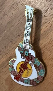 1990er HARD ROCK CAFE HONOLULU WEISSE UKULELE LEI BLUMEN GITARRENNADEL - Bild 1 von 2