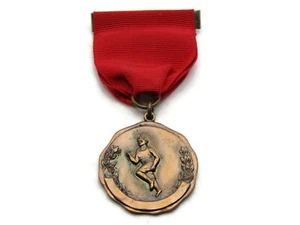 Prendedor de cinta roja y dije de corredor tono dorado - Imagen 1 de 5