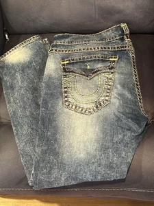 True Religion Uomo Rocco Flap Super T 32 Cuciture interne Angeles stemma med wash 38 Spessore - Foto 1 di 6