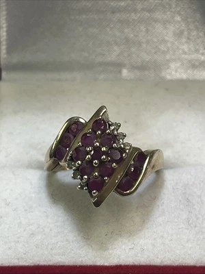 10kt yellow gold cocktail ring w/ ruby & diamond size 7.5 Weighs 3.3 Grams - Image 1 of 4