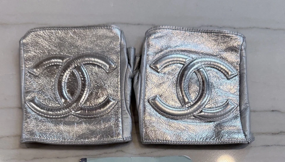 Guantes Chanel plateados metálicos sin dedos en estado ligeramente usado.  Hogar SF/PF Foto 1 de 4
