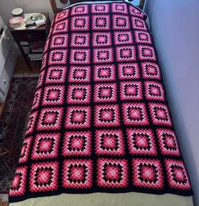HANDGEFERTIGTE GEHÄKELTE AFGHANISCHE Decke Granny Squares schwarz rosa rot 74,5” x 47” - Bild 1 von 9
