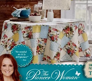 The Pioneer Woman Sweet Rose Patchwork 70" Runde Baumwolle Tischdecke Landhaus Dekor - Bild 1 von 9