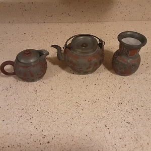 Juego de té chino incompleto vintage de arcilla con cubierta de peltre de dragones - Imagen 1 de 21