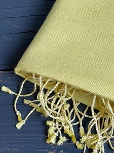 Superweicher buttergelber Oversize Schal mit gedrehten Fransen * 80 x 27 - Bild 1 von 2