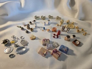 Accesorios de exhibición vintage para casa de muñecas 1:12 75 piezas Lote, muchos jubilados y... - Imagen 1 de 17