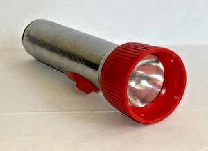 Linterna Ray-O-Vac vintage años 60 tono plata y rojo 7,25" acanalada funciona EE. UU. - Imagen 1 de 6