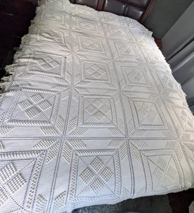 Vtg Hand Crocheted Twin Coverlet Bedspread Blanket Diamond Pattern Ivory Fringe - Picture 1 of 8