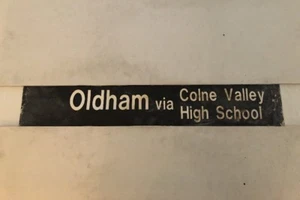 Huddersfield Linen Bus Blind 5318 37"- Oldham Via Colne Valley High School - Foto 1 di 3