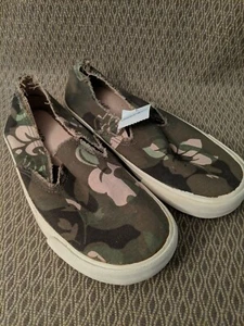 Limited Too Girls Canvas Slip On Shoes Green Camo Floral Size 6 New - Picture 1 of 9