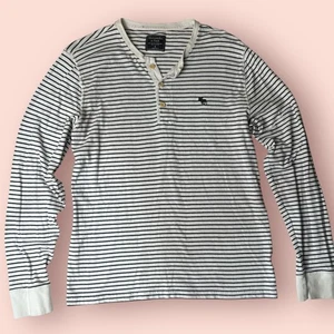 Y2K Abercrombie & Fitch White Striped Moose Logo Henley Mens Medium Grunge Vtg - Picture 1 of 3