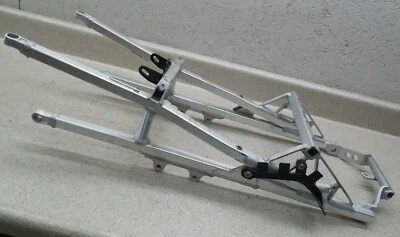 06-09 Aprilia Tuono 1000R SOPORTE RIEL ASIENTO SUB BASTIDOR TRASERO ap8146500 Foto 1 de 4