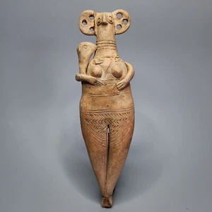 UNA RARA FIGURA DE PIE DE TERRACOTA DE LA CULTURA CHIPRIOTA LLEVANDO A UN BEBÉ. - Imagen 1 de 12