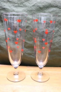 Valentine Pilsner Beer Glasses Red Hearts Footed Set of 2 Love Graphiglass - Picture 1 of 3