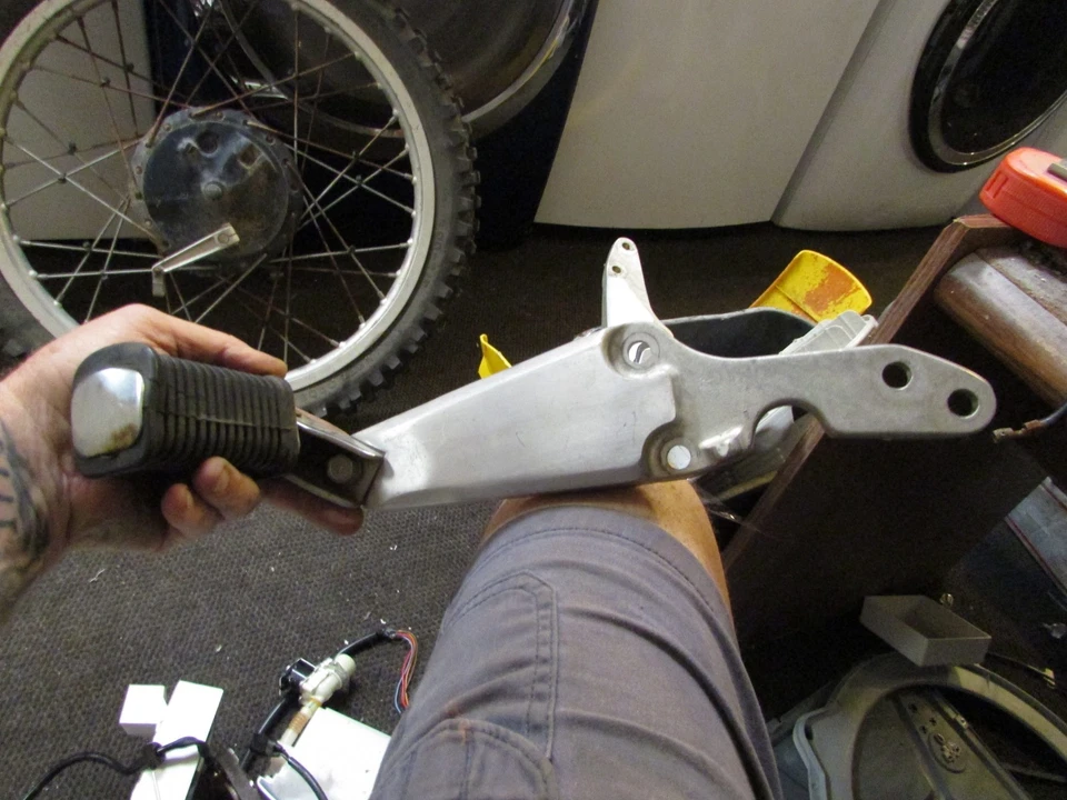 Soporte de montaje de clavija de pie de pasajero trasero derecho Suzuki GS850 1980 Foto 1 de 4