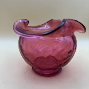 Fenton Kunstglas Preiselbeerrote Rose Schale Vase 3 1/2" hoch gekräuselt gekräuselt - Bild 1 von 9