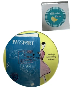 One Kate Spade New York GRAND TOUR Pasaporte Placa 5.75 pulgadas Nuevo con etiqueta - Imagen 1 de 5