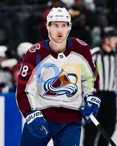 Foto de hockey de Martin Necas on Ice Portrait Colorado Avalanche 8x10 NHL - Imagen 1 de 1