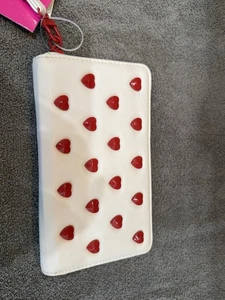 Neu mit Etikett Betsey Johnson Clutch Geldbörse weiß mit roten Herzen umlaufender Reißverschluss - Bild 1 von 5