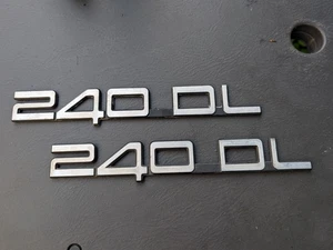 Juego de emblemas de metal Volvo 240 DL bonito usado raro vintage 240DL - ¡2 por uno! - Imagen 1 de 1