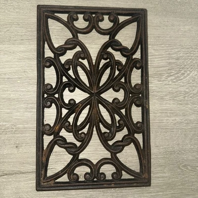 Remaches vintage con patas de hierro fundido Southern Living 10 X 6 Foto 1 de 4