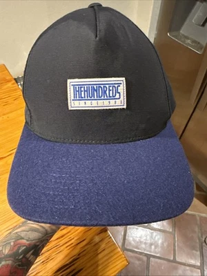 Sombrero negro bordado The Hundreds Since 1980 con tirantes Foto 1 de 4