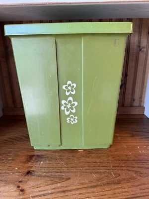 Vintage Avocado Green Flower Hard Plastic Laundry Hamper storage trash can w/lid - Image 1 of 4