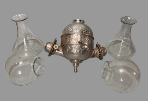 Antike viktorianische doppelte Winkel hängende Öllampe geprägte Metallschrift Glasschirme - Bild 1 von 11