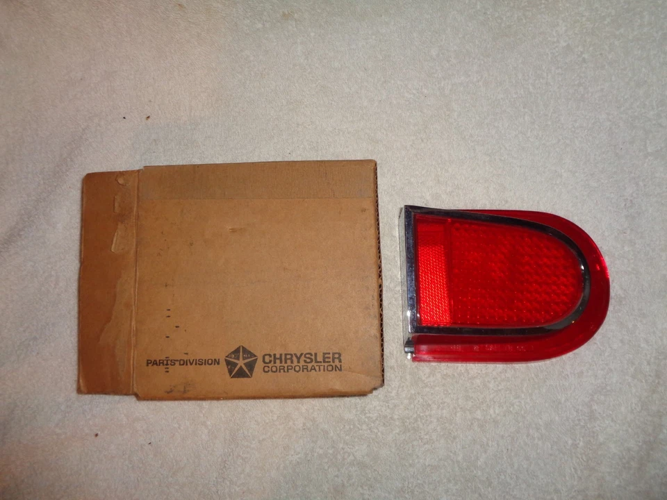 Lente de luz trasera exterior derecha Dodge Dart 1966 Mopar nuevo de stock Foto 1 de 1