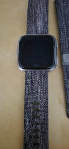 fitbit versa 2 special Edition inkl. neuem Armband Smartwatch  - Bild 1 von 4