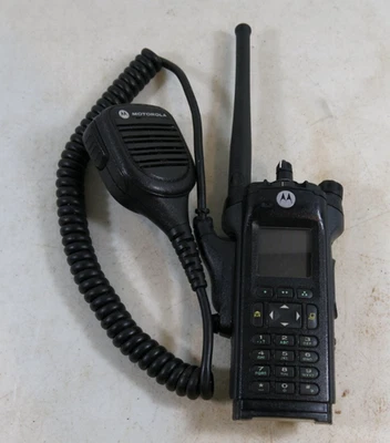 Motorola APX6000R, M3.5 UHF (R1) 380-470mhz, H98QDH9PW7AN, w/PMMN4083A - Image 1 of 4