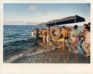 Press Photo Cubans With Makeshift Boat Leave For Florida - Picture 1 of 2