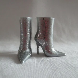 NUOVO! Barbie Extra Doll 2020 Stivali Argento Glitter ~ Scarpe Fashionista Abbigliamento - Foto 1 di 2