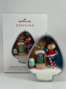 2019 Cookie Cutter Christmas #8 - Mouse Decorates Candy House- Hallmark Ornament - Picture 1 of 12