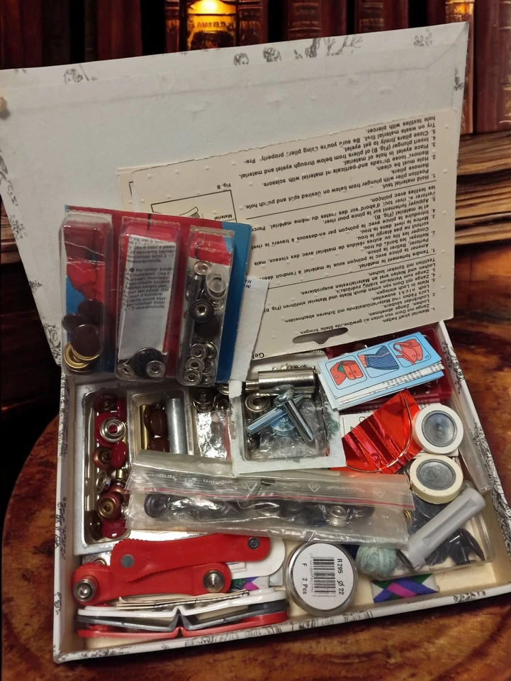 Lot ancien outils couture pour boutons vintage, collection mercerie rétro - Photo 1/1