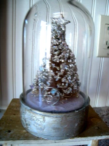 RAZ Imports Silber Perlen Schmuck Pailletten Flaschenbürste Baum 4,5" in Glaskuppel - Bild 1 von 5