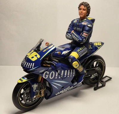 MINICHAMPS BUNDLE #46 VALENTINO ROSSI BIKE & FIGUR YAMAHA YZR-M1 GAULOISES 2004 - Bild 1 von 4