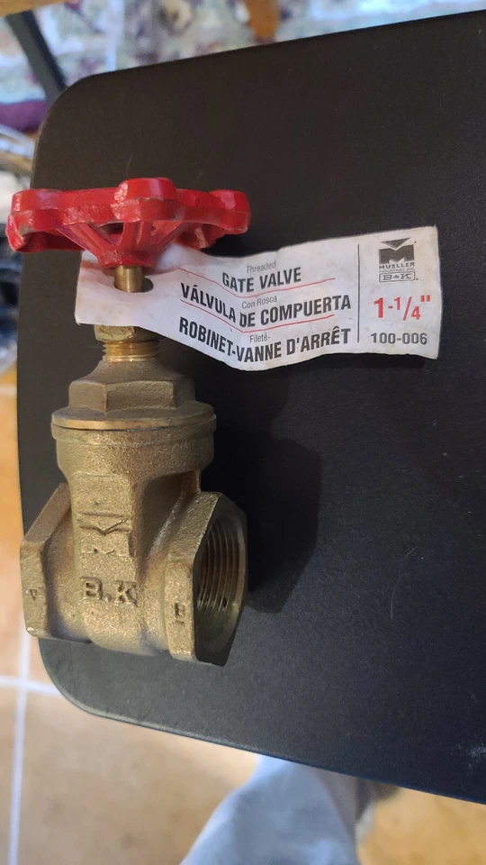 Meuller Gate Valve - 200 WOG (1 1/4") Threaded Gate Valve. Label still attached - Image 1 of 1