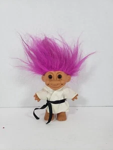 Vintage Russ Troll Puppe Karate Kampfsport rosa Haare braune Augen Outfit schwarzer Gürtel - Bild 1 von 5