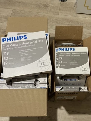 Auction Phillips Brand New 11 PCS T9 32 Watts & 9 PCS 22 Watts Fluorescent Light - Image 1 of 4