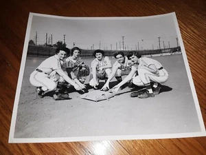 CATERPILLAR TRACTOR DIESELETTES Women's Softball Original Photo ca. 1940s #4 - Picture 1 of 2
