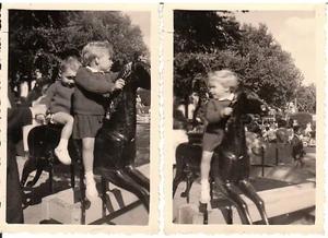2 Fotos blonde Kinder auf Spielzeug Pferd Karussellpferd auf Balken - Bild 1 von 2