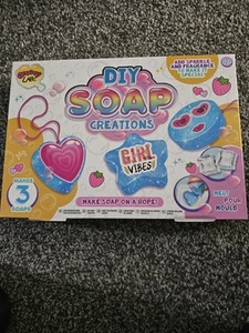 Brand New Kids DIY Make Your Own Scented Soap Kit Craft Play Creations Xmas - Picture 1 of 2