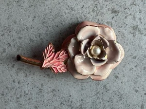 Vintage Emaille rosa Rose Blume goldfarbene Perle Mitte einzelner Stiel Brosche Anstecknadel C7 - Bild 1 von 9