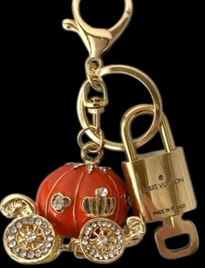 ✨100% AUTENTICO LUCCHETTO E CHIAVE LOUIS VUITTON su portachiavi/borsa-charm senza marchio🔐💕✨ - Foto 1 di 6