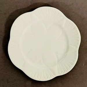 Piatto da dessert vintage Shelley Fine Bone China bordo smerlato bianco Inghilterra Rd 27 - Foto 1 di 6