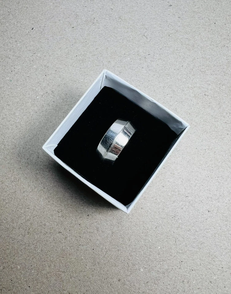 Anillo vintage Estate Tommy Hilfiger banda ancha de acero inoxidable talla 7,5 Foto 1 de 4